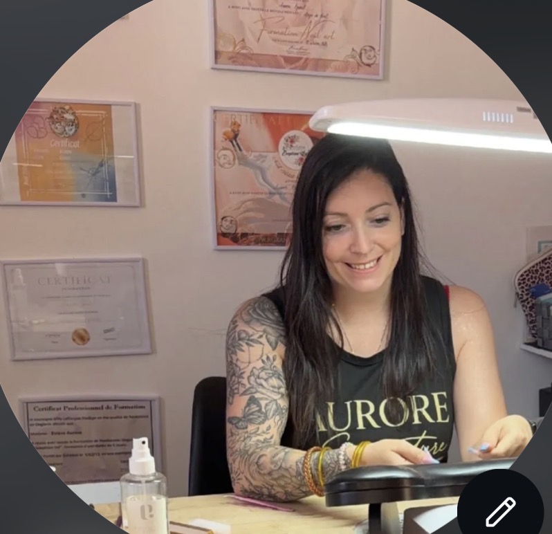 Aurore dans son institut